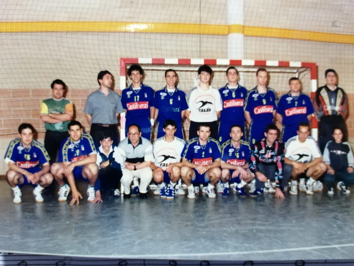 Gracias <a href="/rogolo5/">Roman Gomez Loarces</a> por enviarme esta foto......la primera que vez que compartía vestuario con el equipo ASOBAL. 
La temporada siguiente fue para mi un sueño .