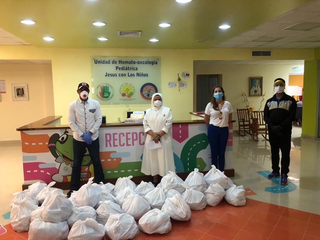 Enviamos al Hospital Infantil Regional Dr. Arturo Grullón, en Santiago, a través del Voluntariado Jesús con los Niños, raciones alimentarias para el personal que atiende los niños con cáncer de la Unidad de Hemato-Oncología Pediátrica.