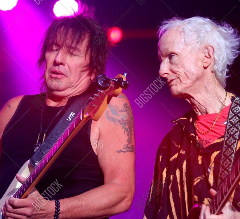Great guitarists and Richie: in this beautiful photo, our @TheRealSambora  is with the mythical and great @OfficialKrieger, who was the guitarist of the @TheDoors 🎵🎸
#richiesambora #robbykrieger #doors #guitar  #guitarist