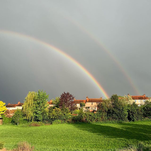 Just walked up to Valley Park to deliver some cider and wine, and saw this. We live in a beautiful town, in a beautiful world. #tuttoandràbene #andràtuttobene #ryeeastsussex

📸 instagram.com/p/B_p5gyDBeip/ via tweet.photo