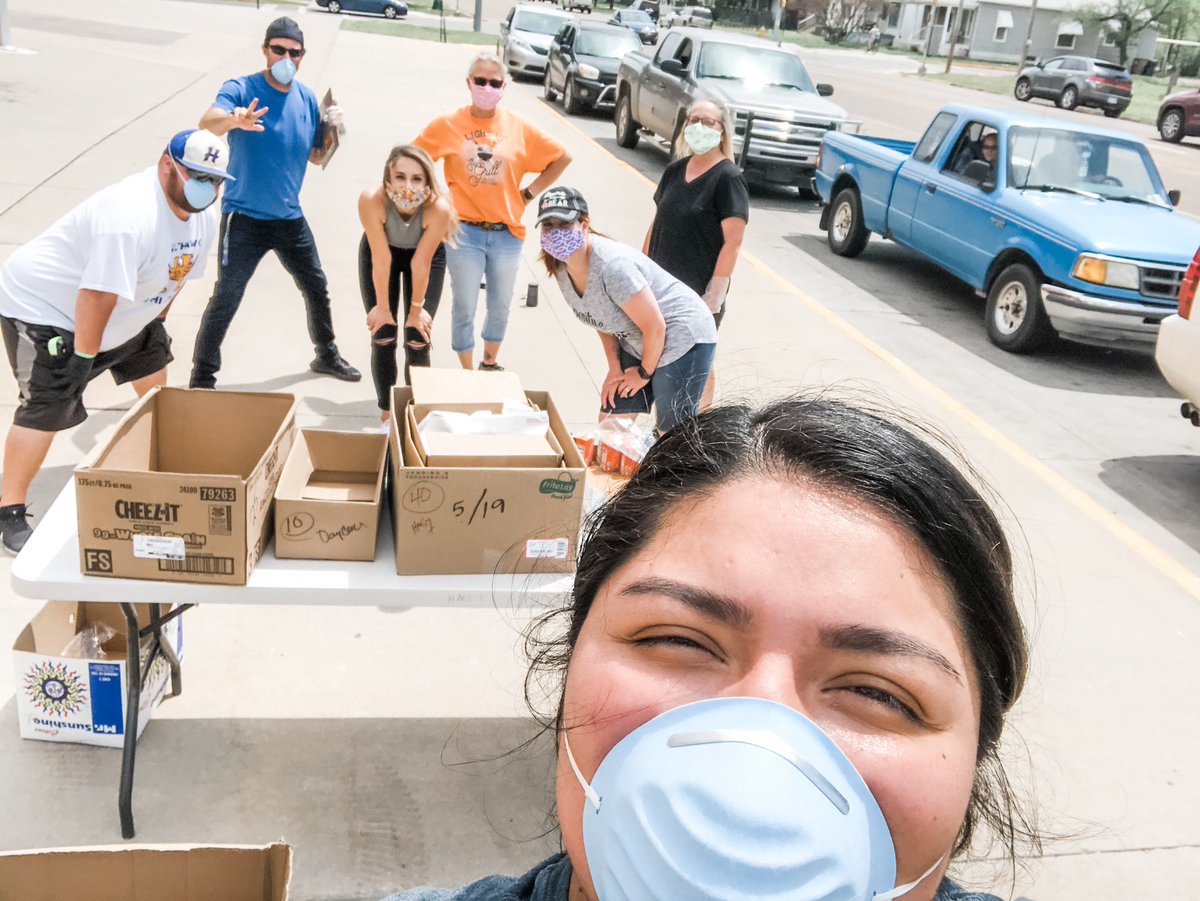 mrs_melevans's tweet photo. Lunch crew on #SalthawkServiceDay2020 handed out over 300 meals today at HMS-7! #308pride #SalthawkFamily https://t.co/GyjZyL5yTy
