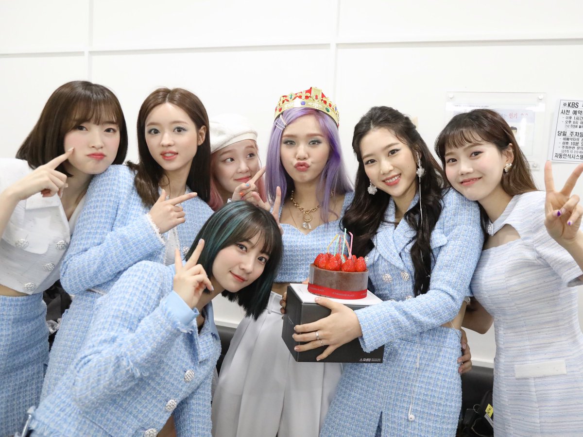 OMGb_Binnie's tweet photo. [#OhTimes] 200501 뮤직뱅크 📸

보드판에서 튀어나온 듯한 모습의 무대와 대기실에서 #HAPPYMIMIDAY 생일기념사진까지💗

#오마이걸 #OHMYGIRL #OMG 
#NONSTOP #살짝설렜어 https://t.co/9by6osS7AL