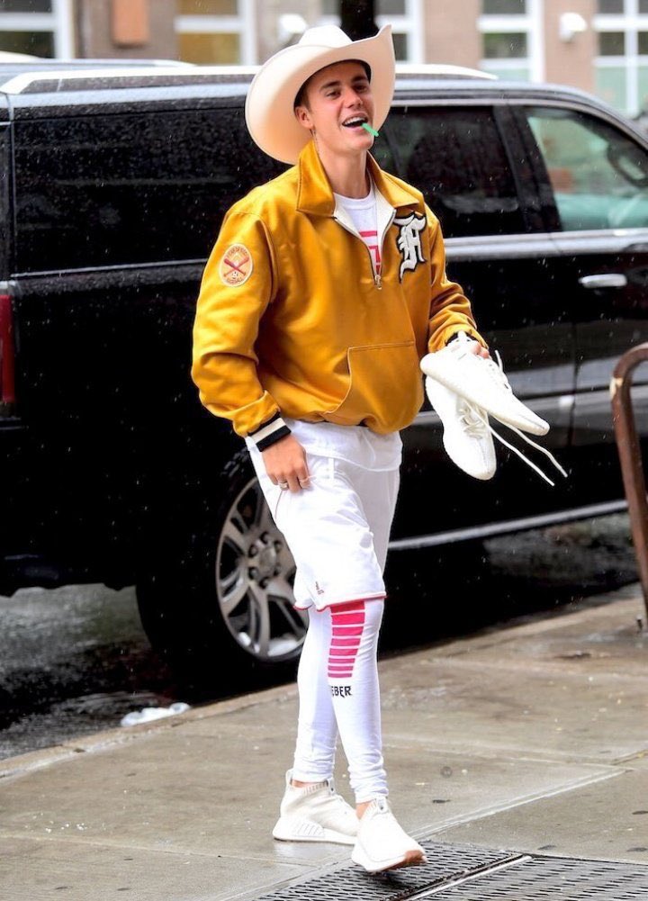 — Yo ahorita escuchando la nueva rola de Snoop Dogg y la Banda MS...