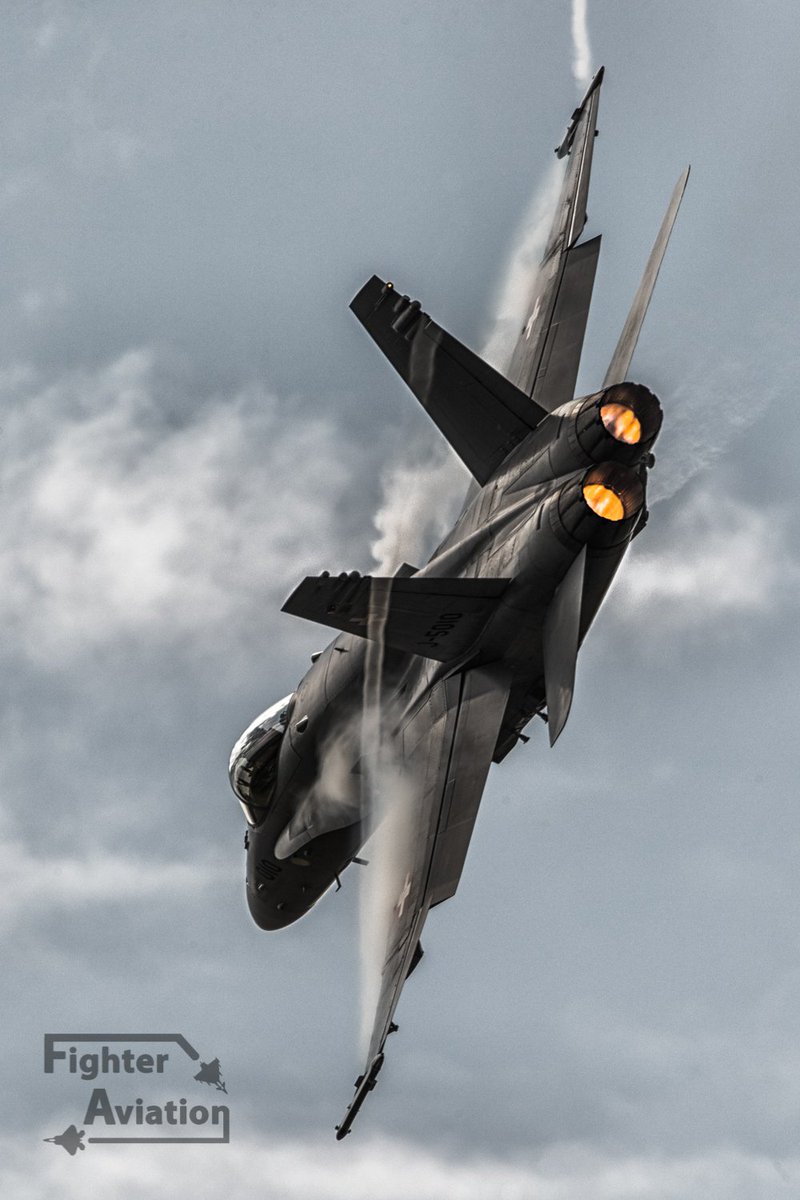 AviationFighter's tweet photo. Swiss F/A-18 captured by: @Viv_167 📸

#f18 #swissairforce #solodisplay #hornets #boeingf18 #fa18 #armedforces #fighterjets #fighterjet #fighterpilot #airshow #planespotters #aviationlover #airshowphotography  #positiveminds #militaryjets #aviationspotters #aviationpic #military https://t.co/fkLzOIaVnT