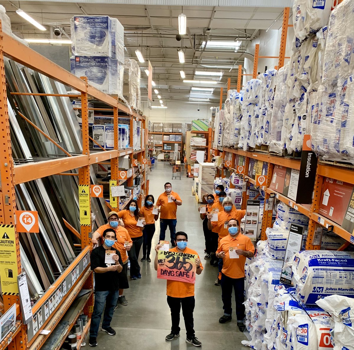 MET team 6952 Stanton celebrating 🥳 365 days safe! #SafetyFirst #FamousDavesBBQ <a href="/Beatriz68475813/">Beatriz Gonzalez</a> @Munoz1Edgar <a href="/AMickeyPerezTHD/">THD Mickey Perez</a>