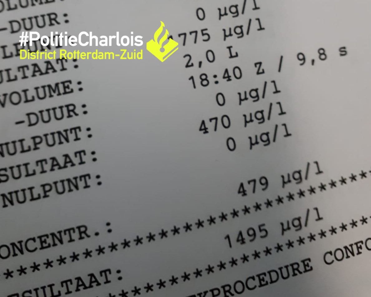 POL_Charlois's tweet photo. Na een melding dat een bestuurder tijdens het autorijden geen 1.5 meter afstand hield van de fles konden onze studenten deze auto traceren. Na blazen op het bureau bleek meneer behoorlijk onder invloed. https://t.co/etJTEKheMO