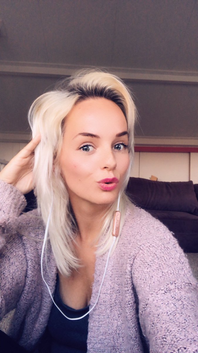 #selfie #dutchvlogger #vlogger #blondehair #whitehair #girl #pinklips #fitdutchies #fitgirl #fitgirls #fitness