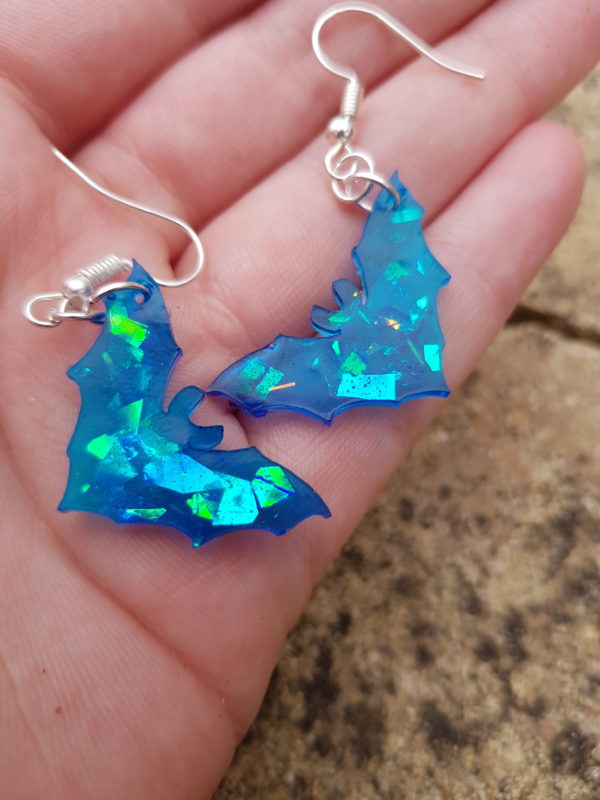 WowMakes's tweet photo. Blue Glitter Bat Earrings By Maisy Moo's - Visit Their Store >>https://t.co/XJ4T92kooq<< #resinart #jewellery #earrings #animalart #bats #handmde #supportthemakers #shopsmall #makersuk #resincharms #resinworks #shopsmalluk #wowmakes @WowMakes #handmadeuk #resinaddict #resinpour https://t.co/oLePKBPIZP
