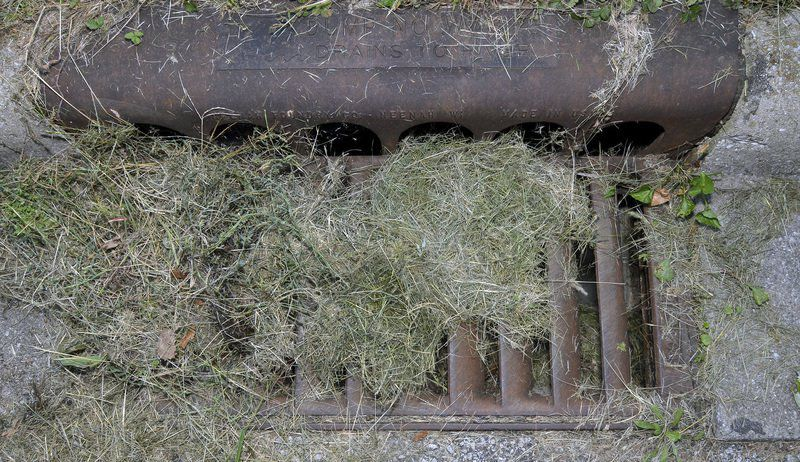 Stark_SWCD's tweet photo. When mowing your lawn this spring, summer, and fall remember NOT to blow your grass clippings into to the road as it can clog storm water drains causing a water to back up on the roadway. The picture shown below is a perfect example of what NOT to do. https://t.co/Ed4b5TqdQp