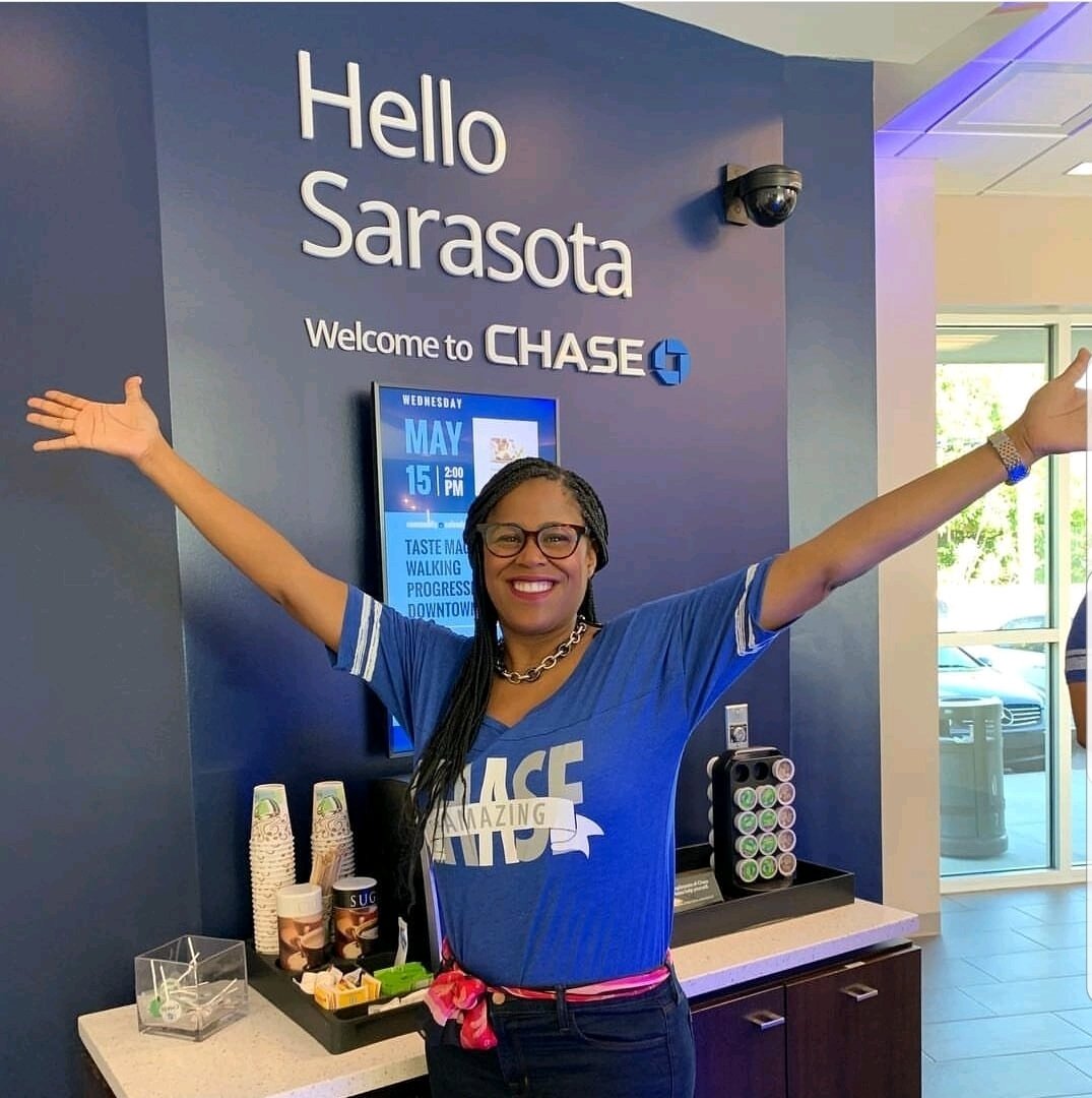 Mark_Kido's tweet photo. The #AmazingChase train arrived Sarasota, FL on this day in 2019, led by @Thasunda, CEO @Chase Consumer Banking, who oversees a banking network in excess of 5,300 branches, and over 50,000 employees serving 23 million households nationwide. She also sits on the board of @Nike. https://t.co/Yx1nZ51p0b