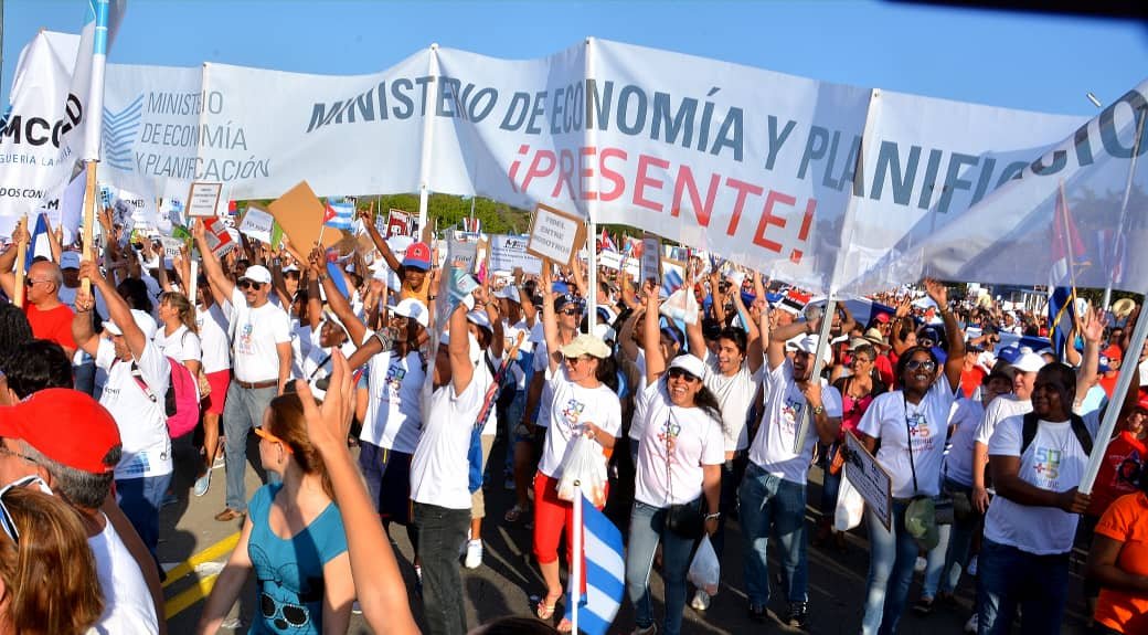 AizelllanesF's tweet photo. Este #1roDeMayo es para todos los #Trabajadores de #Cuba y el #Mundo que están combatiendo el COVID-19 sacrificando sus vidas y para los que se quedan en Casa cuidando de todos. Viva los Trabajadores del @MEP_CUBA. #VivaLaPatria #ViviremosYVenceremos #CubaSalva #FidelPorSiempre https://t.co/hhIHJ7oMjV