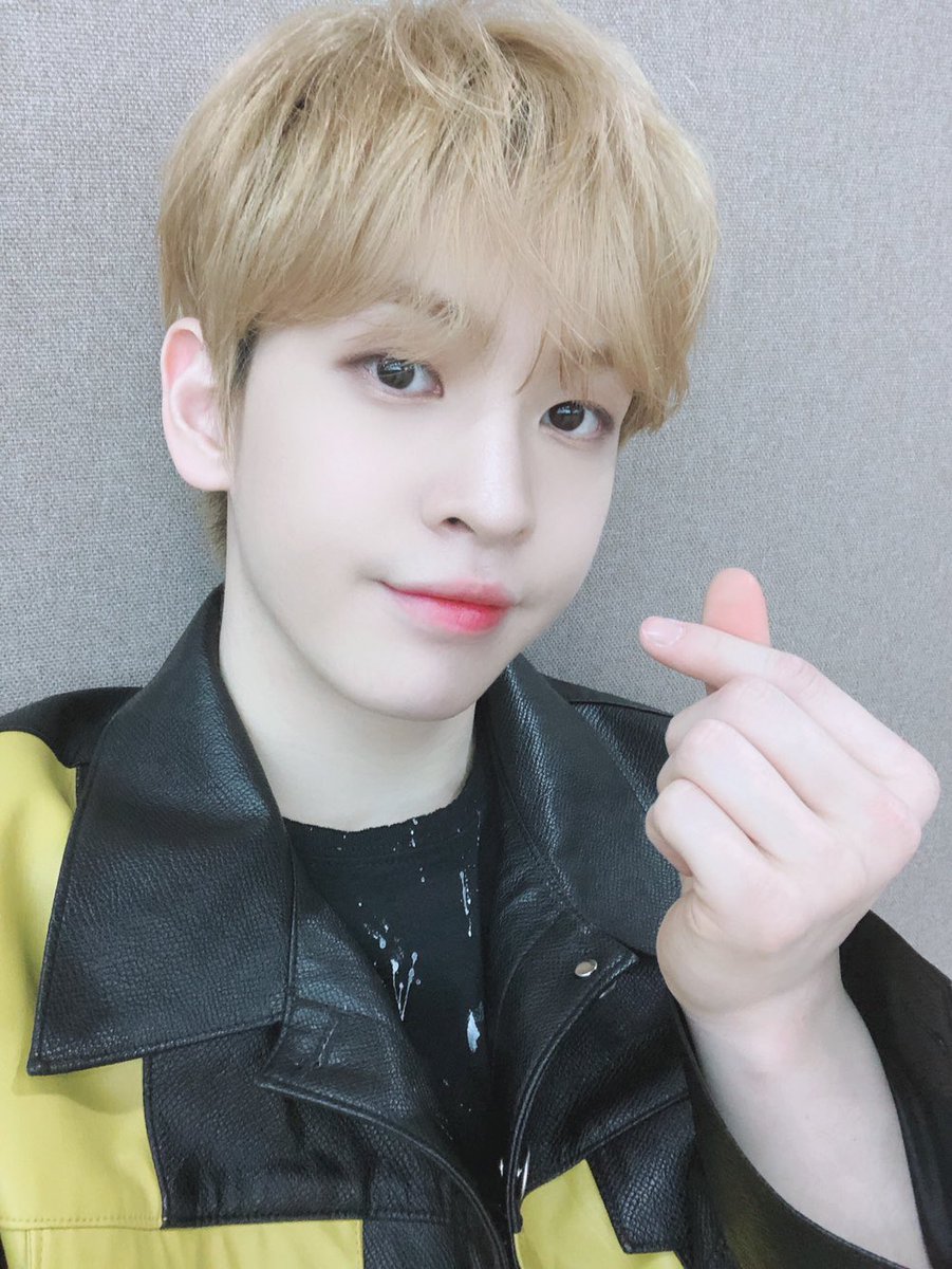CRAVITY_twt's tweet photo. 오늘 뮤직뱅크 의상은 🐝 ㅋㅋㅋ
여러분 지금 환절기라 건강을 잘 챙기시고
5월에도 함께 화이팅해요~~ ^^ 
오늘 하루 마무리 잘 하시고 푹 쉬세요 😴

#크래비티 #앨런 https://t.co/hhZxBaqJWQ