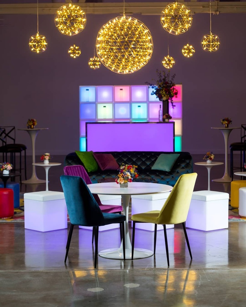 BrightRentals's tweet photo. We're starting off May on a bright note with a roundup of some of our favorite pieces from our latest collection. .
.
.
Photographer: @TheVanityPortraitStudio
Venue: @optimiststudios
Florist: @dandelionranch
.
#2020BrightCollection https://t.co/00kJkitTk2