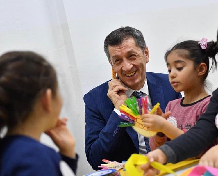 dbomeryilmaz's tweet photo. 🎂 
SİZİNLE BİRLİKTE ülkemizin en büyük ailesinde görev yapıyor olmanın heyecanını ve mutluluğunu yaşıyorum.
 #İyikiDoğdunZiyaHocam 
İYİ Kİ VARSINIZ, İYİ Kİ DOĞDUNUZ ÖĞRETMENİM
@ziyaselcuk https://t.co/kL9BMjJo8N
