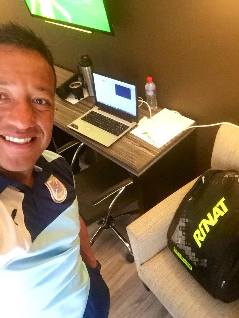 kroll_alexander's tweet photo. " Feliz día Del Trabajador " a todas aquellas personas que se sacrifican por sus hijos y Familia , los que se llenan de Energías y cumplen un rol en sus trabajo en mi persona a lo que me apasiona #GraciasFutbol !!!!! Vamos #MiniBanda a no regalar nada y a Disfrutar día a día❤️ https://t.co/05seb4vgW2