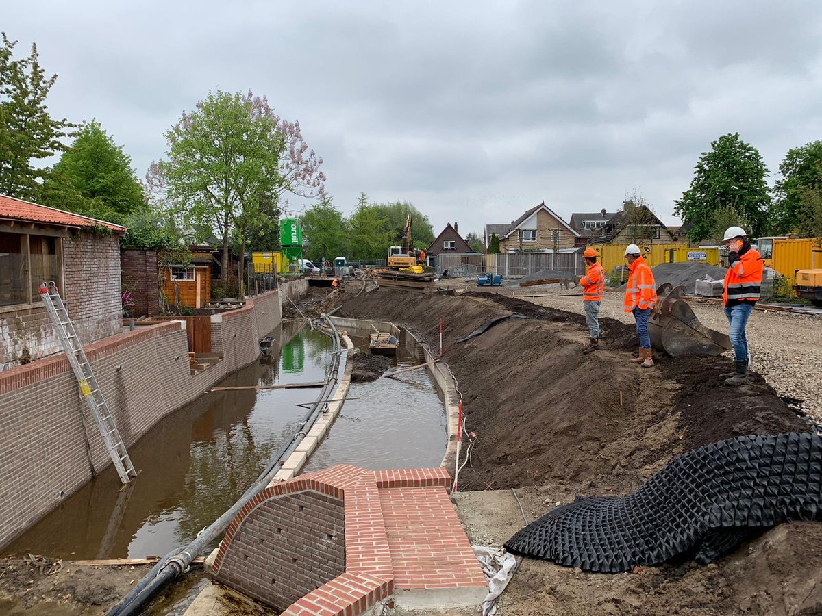 Ook ten tijden van deze coronatijd gaat het werk door, mits er volgens de RIVM maatregelen gewerkt wordt. Zoals bij project de #Elsbeek. Groen-blauwe long in stedelijk #Hengelo vechtstromen.nl/buurt/projecte…