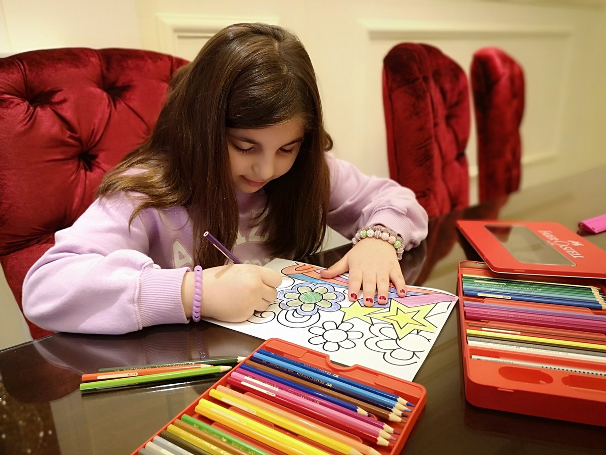 My beautiful artist Luna 💖 #EarthDay2020  #EarthDay <a href="/mayachami78/">Maya Chami</a> <a href="/Hhhsinfo/">Houssam Hariri HS</a> <a href="/saharzeidan/">sahar zaidan</a> <a href="/safaabadih/">Safaa Badih</a> <a href="/BizriHiba/">Hiba Bizri</a> <a href="/dina_jradi/">Dina Jradi</a> <a href="/Luna82808849/">Luna El Hariri</a>