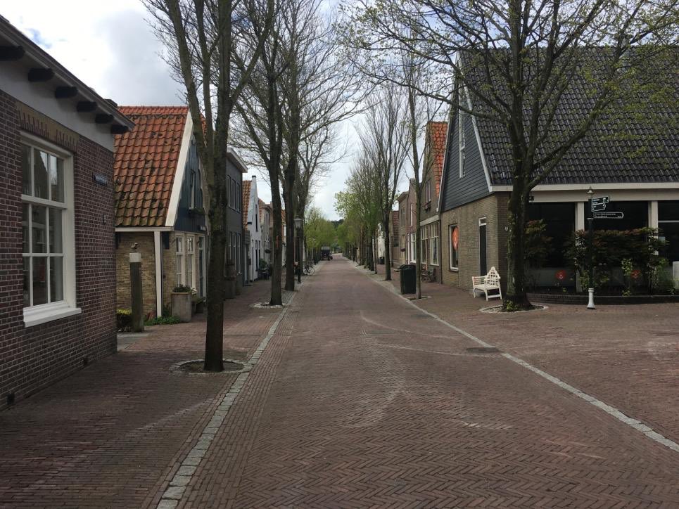 avine_fokkens's tweet photo. Een veelbetekenend beeld op Vlieland. Stil op straat. De Corona crisis treft onze eilanden, die zo enorm afhankelijk zijn van toerisme, buitengewoon zwaar. Hoe zwaar, dat mochten @cdkfryslan en ik vandaag uit de eerste hand horen. Grote zorgen. https://t.co/aSX5eh2D23