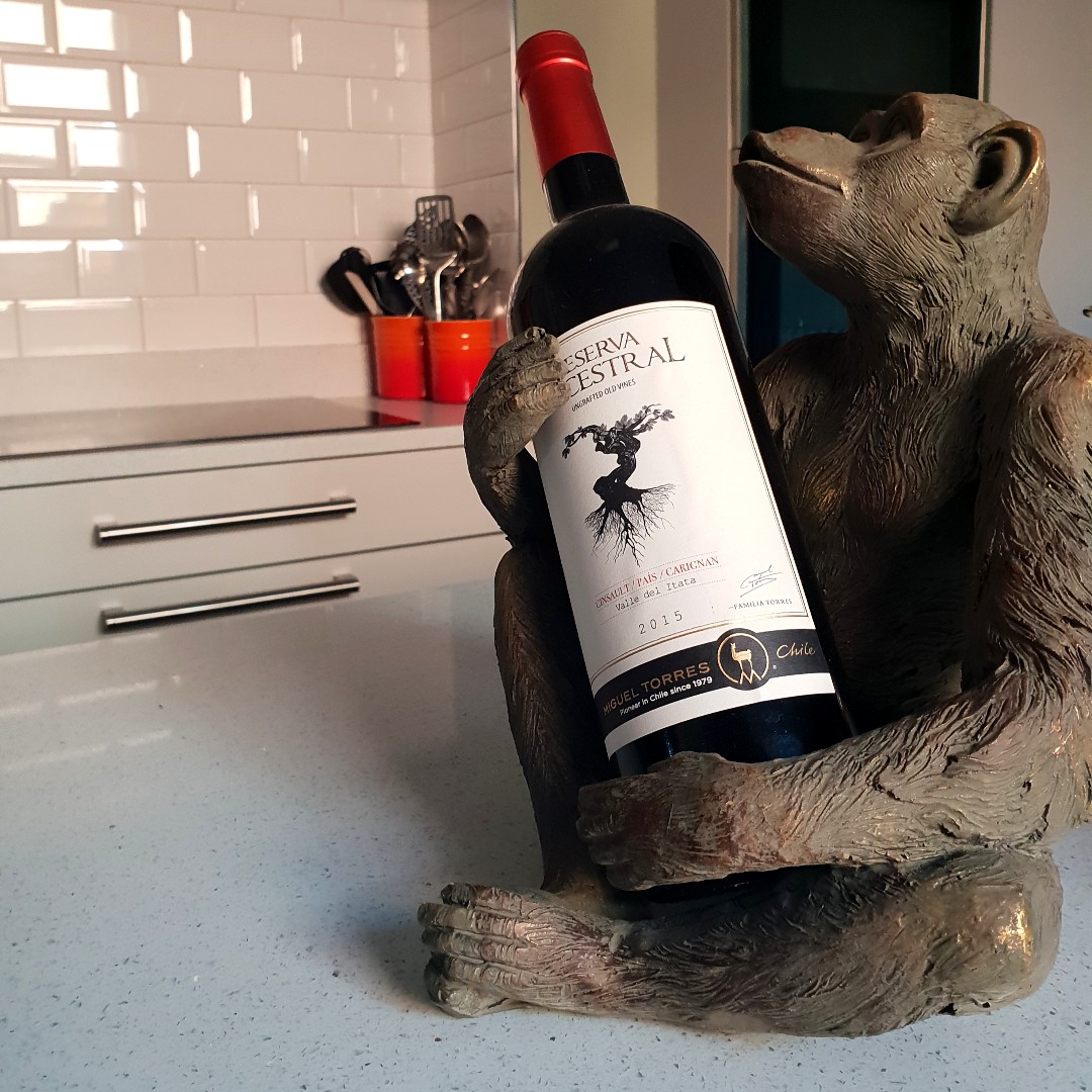 InteriorsLeger's tweet photo. Think this little cheeky monkey looks perfectly settled, and ready for a Friday night tipple, on this gorgeous Imperial 'Koolan White' Quartz worktop! 😄
Photo: Client kitchen project.
#KitchenDesignIdeas #QuartzKitchenWorktop #KitchenIsland #YorkKitchenDesigners https://t.co/8SQJS4HDSq