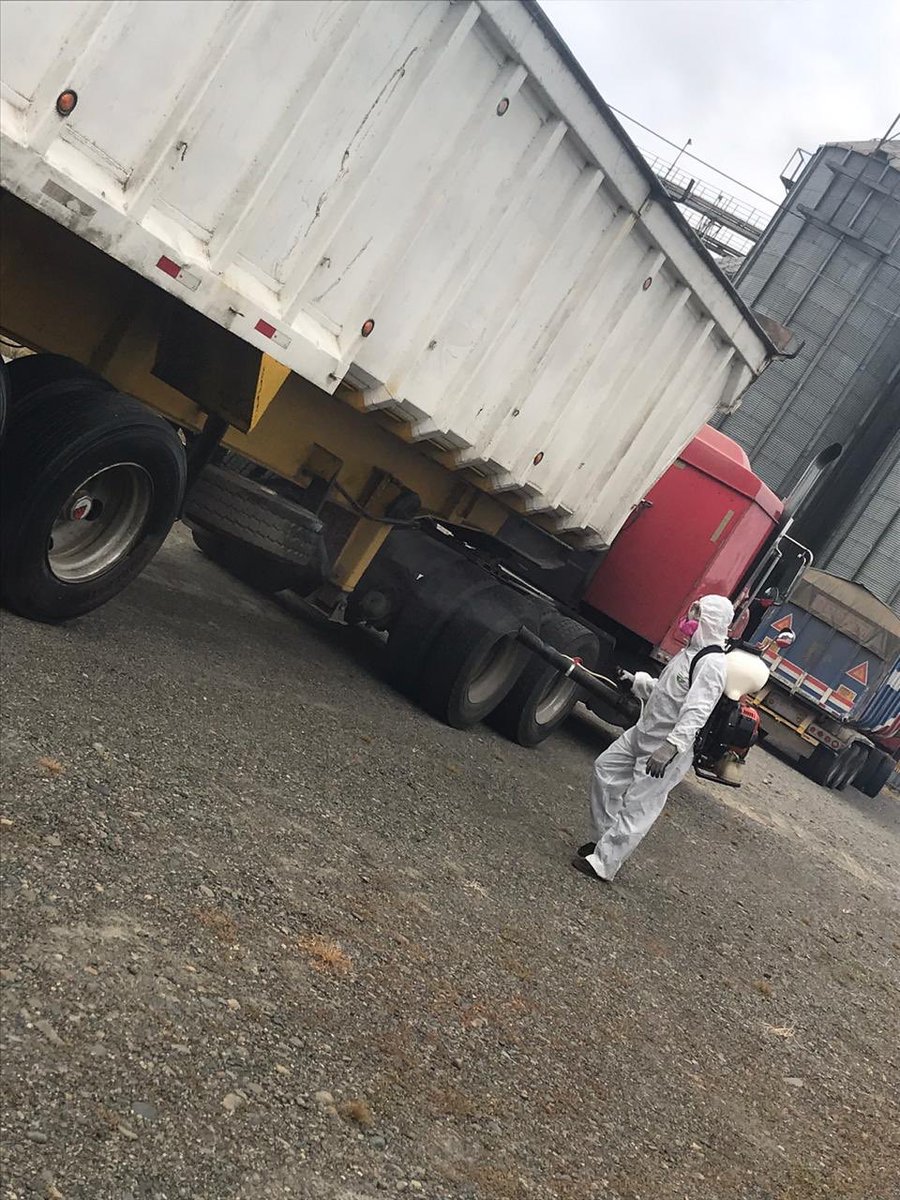 epUNAEc's tweet photo. El personal de la @epUNAEc continua con el despacho de producto en la planta de silos Quevedo, al rededor de 70 TN de soya para el sector avícola, cumpliendo con las normas de seguridad sanitaria. #UNAliadoParaElAgricultor #EmpresasPúblicas https://t.co/cjpCuzoy6L