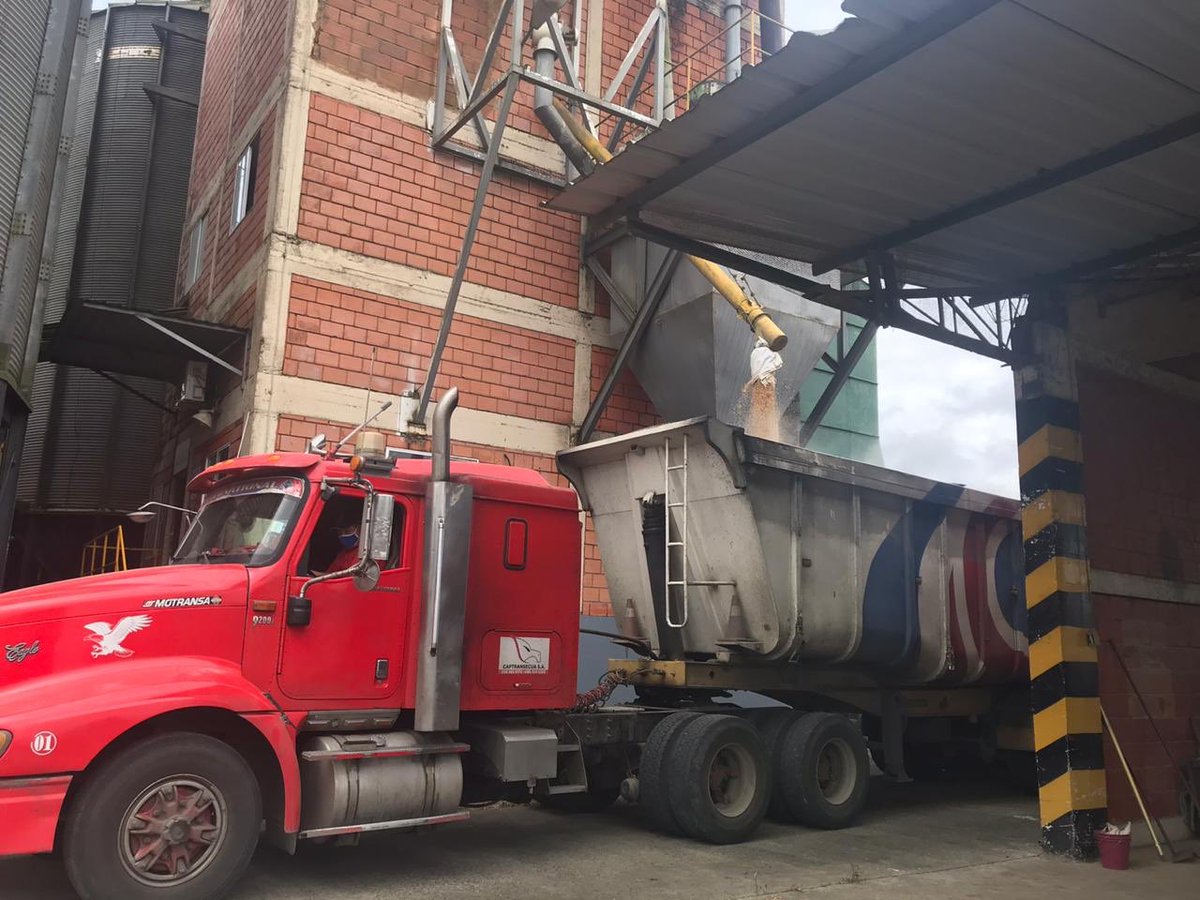 epUNAEc's tweet photo. El personal de la @epUNAEc continua con el despacho de producto en la planta de silos Quevedo, al rededor de 70 TN de soya para el sector avícola, cumpliendo con las normas de seguridad sanitaria. #UNAliadoParaElAgricultor #EmpresasPúblicas https://t.co/cjpCuzoy6L