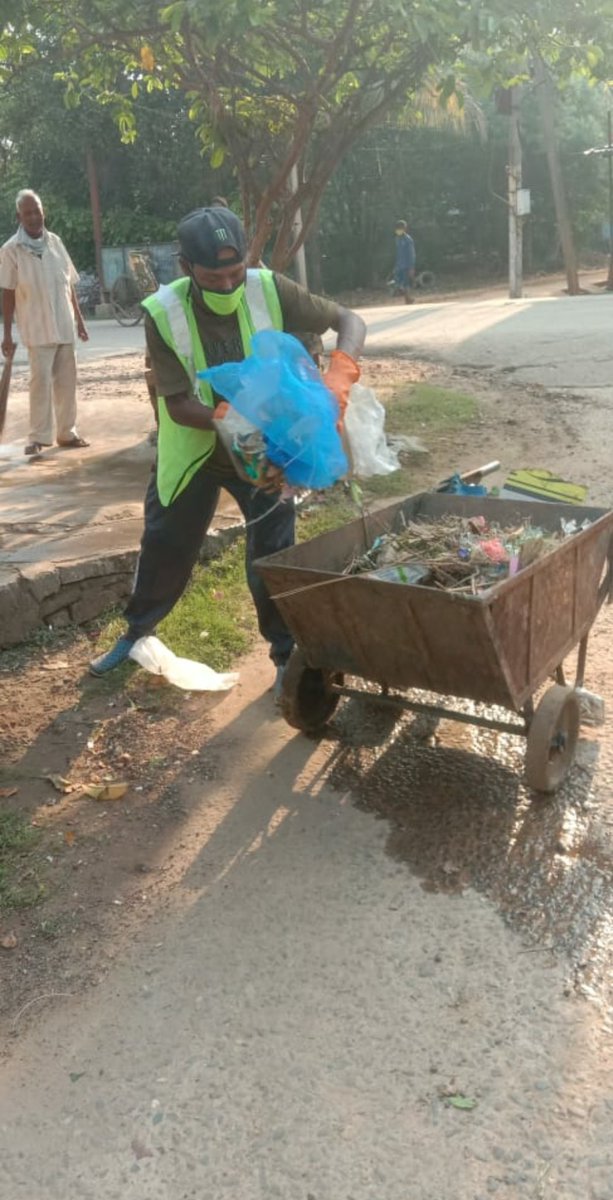 RourkelaMC's tweet photo. During this tough time,Our Sanitation Team has been doing cleanliness drive throughout the city to keep the surroundings clean & hygiene.
We clean the city for you.
#CleanRourkela #SafeRourkela.@CMO_Odisha @HUDDeptOdisha @HFWOdisha @DMSundargarh @MoSarakaar @SecyChief @5TsOdisha https://t.co/xK9KkEH2r4