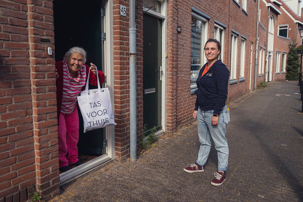 Zo leuk! Gister de eerste #TasvoorThuis senioren uit mogen reiken!  De tas zit vol met recreatieve, activerende en educatieve spullen. #glimlach <a href="/DOCKUtrecht/">DOCK Utrecht</a> <a href="/Beter_Thuis/">BeterThuis</a> <a href="/Sport_Utrecht/">SportUtrecht</a>