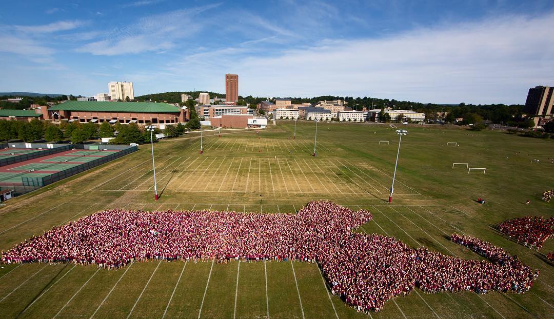 UMassAmherst's tweet photo. A celebratory #FlashbackFriday to #UMass2020's class photo taken during our 2016 move-in weekend! How they've grown... 😭 

(Plus, here's a behind-the-scenes video of the fun: https://t.co/TGethSqcPw. Can you spot yourself?) https://t.co/gAefSfVg7O