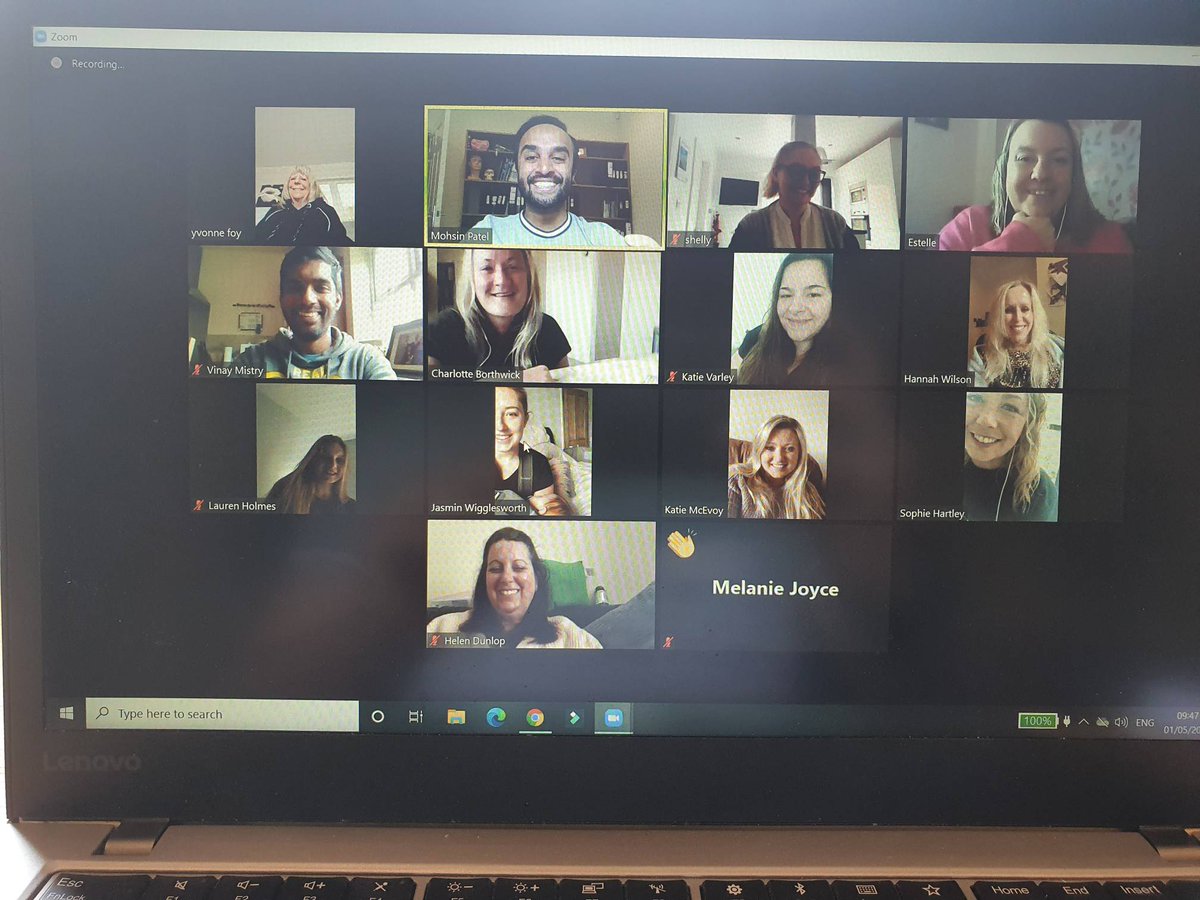 infinity_teeth's tweet image. Ending the week the same way we started it...with a great team huddle.
#strongertogether 

#cosmeticdentist #dentalimplants #dentist #leeds #infintydentalclinic