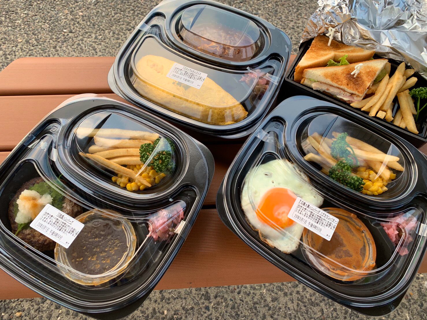 たまっぷ Tamap こちらは ロイヤルホスト新潟県庁前店 持ち帰りのみ営業中 のテイクアウト だよ 皆さんは仕事中 出先でのランチテイクアウトをどこで食べてるんだろう この時はみんなで海岸の駐車場で食べたよ だけどその駐車場も明日から暫く