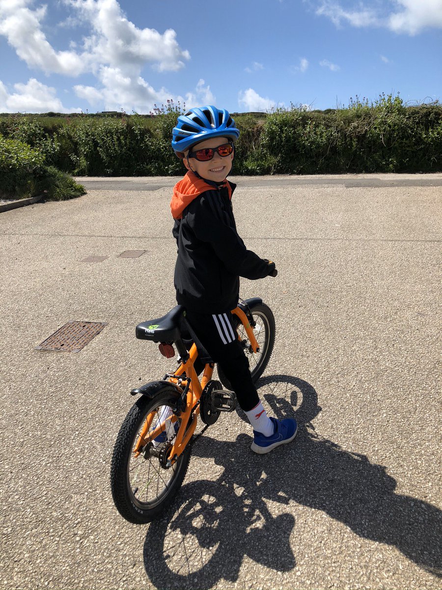 ronny144's tweet photo. My son Stanley (age 5) is doing a charity bike ride, he is cycling 26 miles over 4 days with the 2.6 challenge. Day 2, 20.8 miles done!!! #cycling #childrenshospicesouthwest @chrishoy @SirWiggo @MarkCavendish @GeraintThomas86 @chrisfroome @BBCSport @BBCCornwall @BritishCycling https://t.co/bzDlNy7CYb