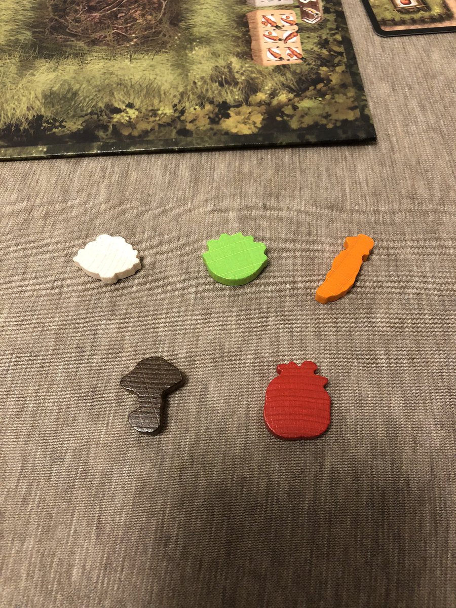 ルスト レイクホルト をソロプレイ 結果は勝利条件の5個野菜の テーブルまで行かなかったので負け これは不思議な魅力のある ゲームだね 軽くてすぐ終わるのもいいよ あとカリフラワー レタス等の 珍しい野菜の木ゴマがステキ ボードゲーム