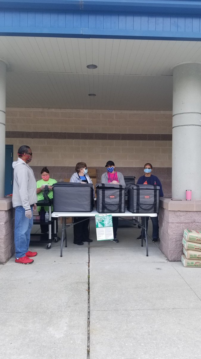 HFirsties's tweet image. Thanks for all your hard work feeding our community every day!
@OnslowSchools @HcesG 
#teamwork