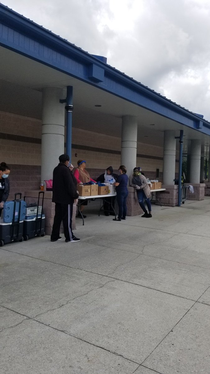 HFirsties's tweet image. Thanks for all your hard work feeding our community every day!
@OnslowSchools @HcesG 
#teamwork