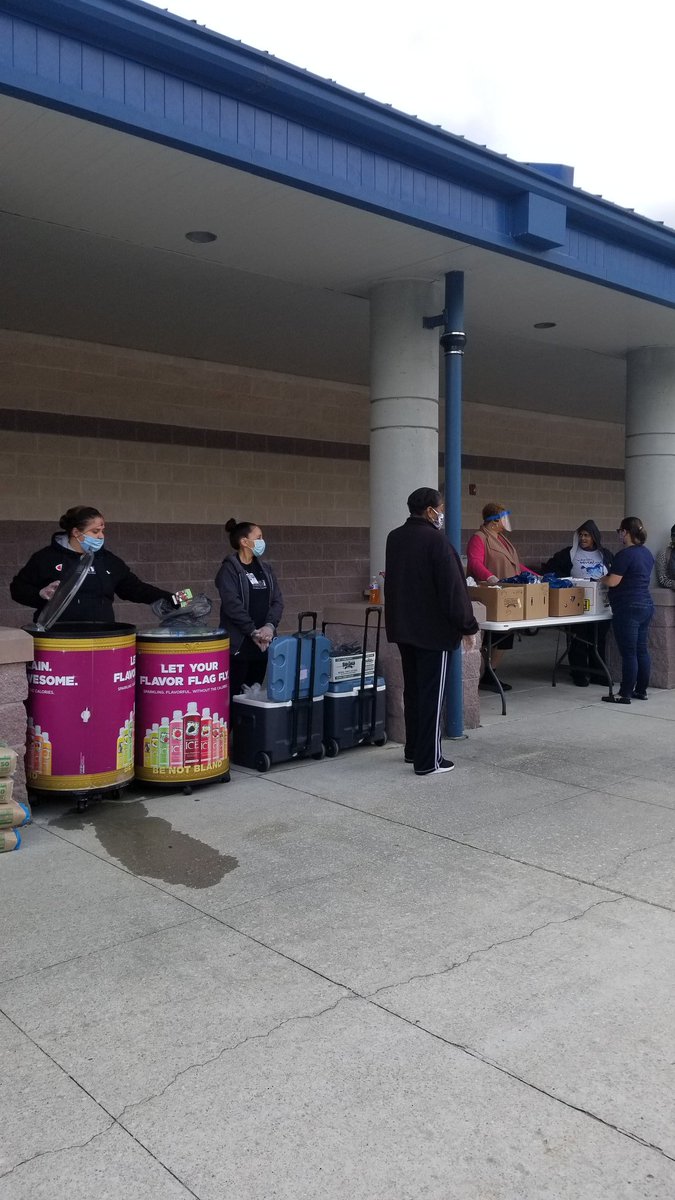 HFirsties's tweet image. Thanks for all your hard work feeding our community every day!
@OnslowSchools @HcesG 
#teamwork