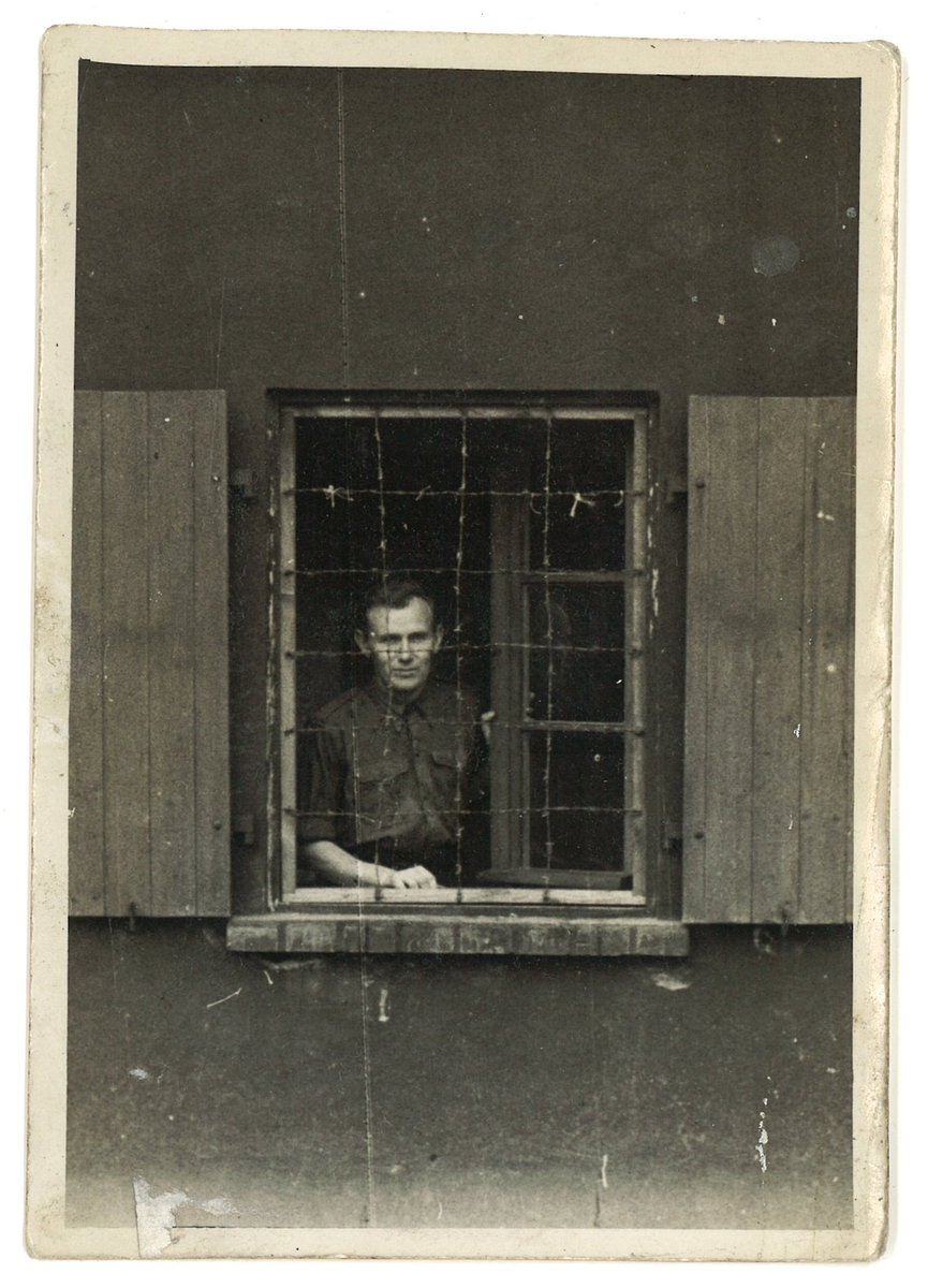83rdThunderbolt's tweet photo. #StalagXIA en Allemagne. Début mai 1945. Mon arrière grand-père, Marcel Langlin, prisonnier de guerre, est évacué par les troupes de la #83rdInfDiv. Il avait été capturé à #Dunkerque le 4 juin 1940 alors qu'il couvrait l'évacuation de l'#OperationDynamo avec le #7GRDI.
#WWII https://t.co/ZjT81PYB9w