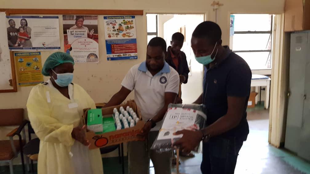 FazilaMahomed3's tweet photo. #FrontlineZW #COVID19 #CitizenInitiativeZW gave Masks, Sanitisers, Bin liners, naks to polyclinics in
#Mabvuku #Kuwadzana4 #Mabelreign #Malbrough
#Hatfield
Hupfu, masks, Rice, t-shirts, naks to Orphanages in
#Sunridge #Kuwadzana #Mabvuku
Water to uniformed staff @ roadblocks https://t.co/tDf5yiLtFH