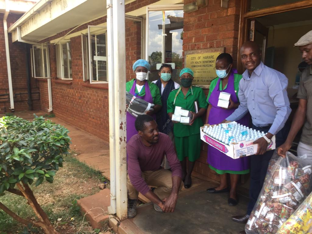 FazilaMahomed3's tweet photo. #FrontlineZW #COVID19 #CitizenInitiativeZW gave Masks, Sanitisers, Bin liners, naks to polyclinics in
#Mabvuku #Kuwadzana4 #Mabelreign #Malbrough
#Hatfield
Hupfu, masks, Rice, t-shirts, naks to Orphanages in
#Sunridge #Kuwadzana #Mabvuku
Water to uniformed staff @ roadblocks https://t.co/tDf5yiLtFH