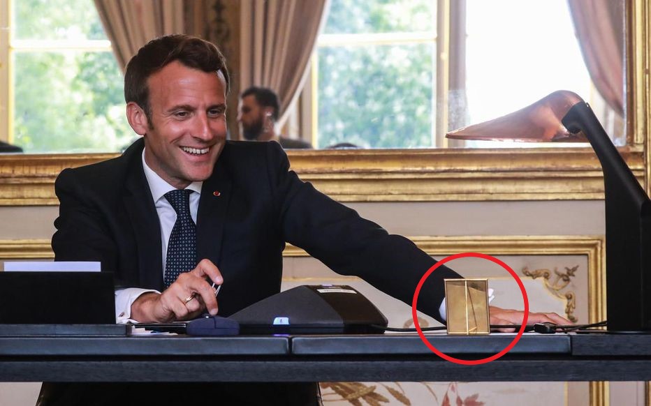 Diane2V's tweet photo. Que contient ce petit cadre en bronze qui ne quitte jamais le bureau d'Emmanuel Macron ?
Petit thread sur cet objet symbolique qui unit de Gaulle, Pompidou, Chirac et Macron ⬇️ https://t.co/fAlQf7H9ae