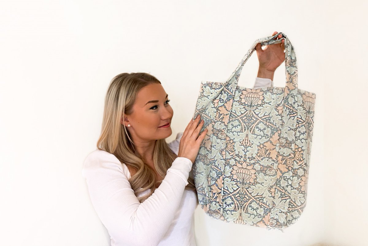 StaffordshireCC's tweet photo. Ever wanted to learn how to sew?

Staffordshire seamstress @RoseyHampton teaches you how to sew a cute tote bag for #StaffordshireDay 

Watch here:
https://t.co/tv1uV3NsXx https://t.co/XPwSytQl6K