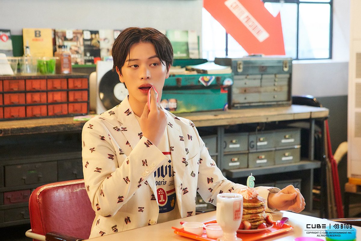 REINA_MELODY_7's tweet photo. #육성재_생일파티는_쌍갑포차에서 https://t.co/NpGXcW3IdC