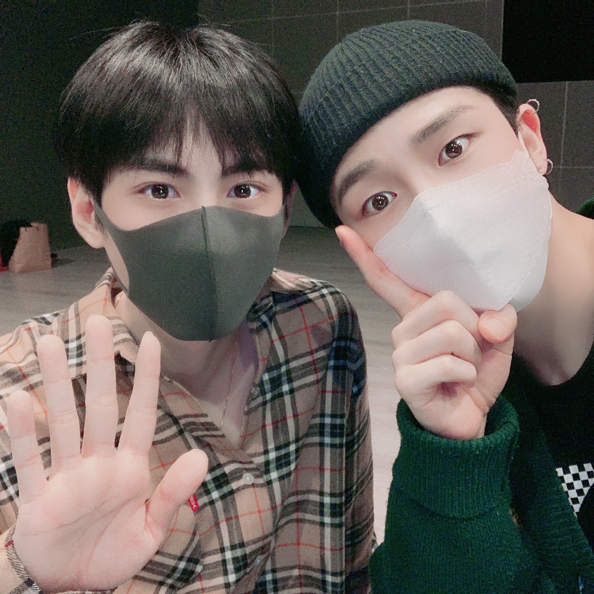 Official_SKYE_'s tweet photo. ▪️인투잇의 오늘▫️

인투유~
오늘 공개된 #BeTheFuture 
다들 들어보셨나요?

그리고 얼마 남지 않은
#REMEMBER #FANMEETING 
많이 기대해 주세요!
그럼 우리 5/16에 만나요❤

#인투잇 #IN2IT
#지안 #연태 #인호 #현욱 #아이젝 #인표 ㅤㅤ 
#JIAHN #YEONTAE #INHO #HYUNUK #ISAAC #INPYO https://t.co/T4e6jGF8YA