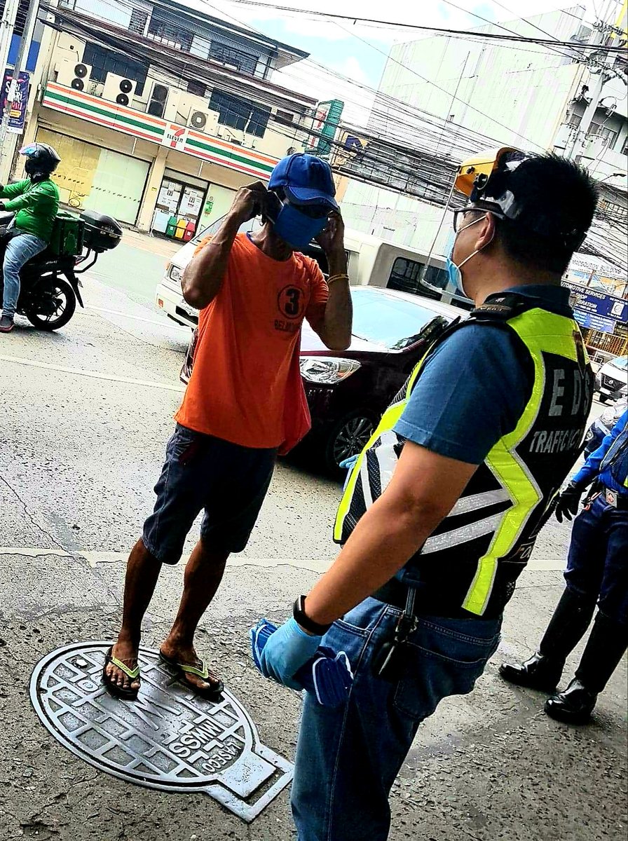 DNAinManila's tweet photo. Giving is better than arresting. 
👍, @MMDA #MaskLigtas https://t.co/DAnTffMTNr