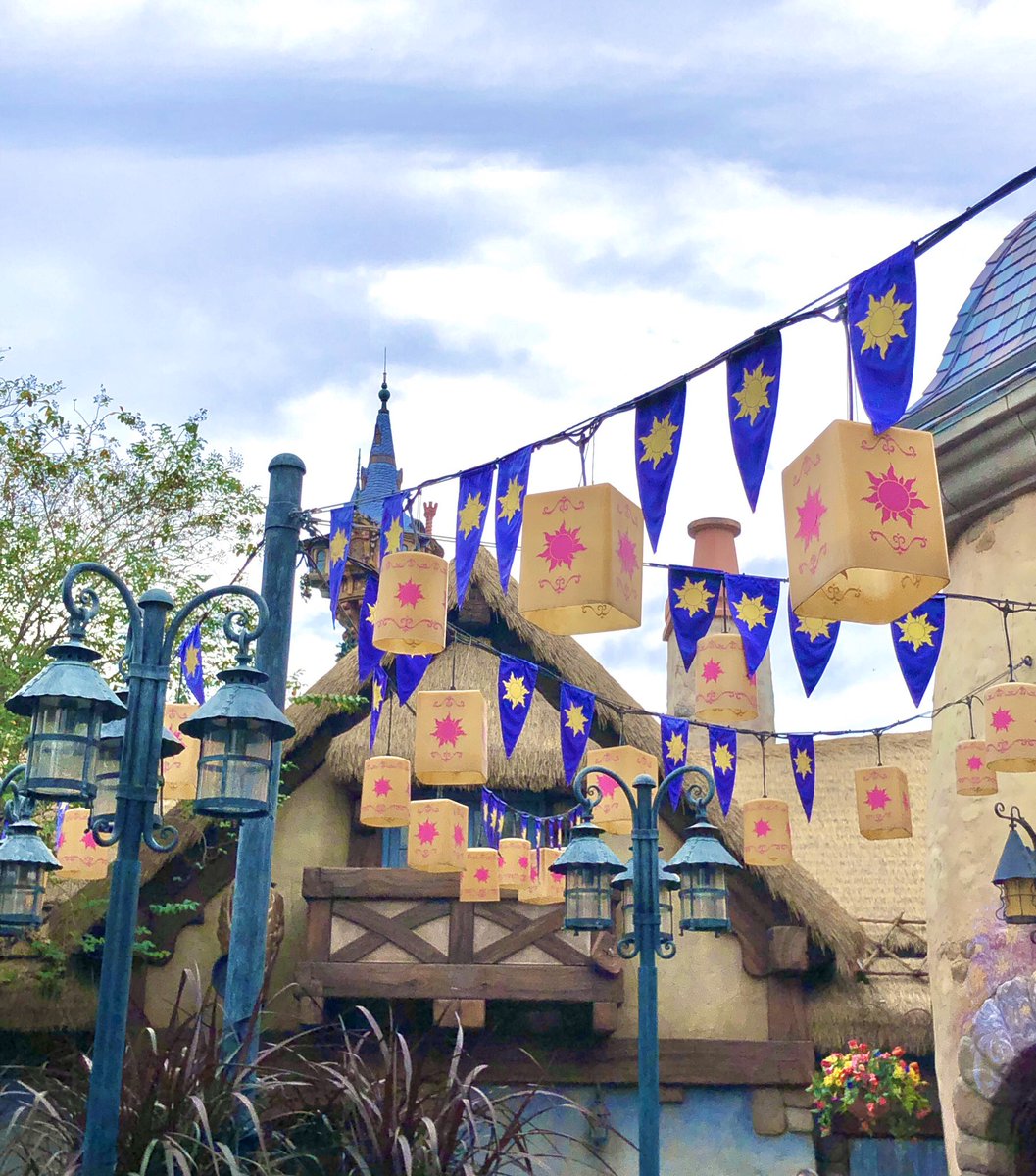 Wd23 休園64日目 昨日は映画 ラプンツェル が放送されていたので Wdwのfantasylandにあるラプンツェルエリア ラプンツェルが閉じ込められていた塔もあります コンセントがあることは有名ですがレストルームもあって壁にはユージーンたちの手配書も 休憩