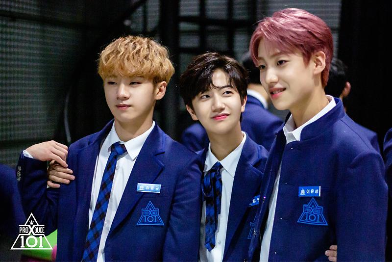TimeTo_HWJ's tweet photo. 190502 프로듀스X101 국프님과 함께 한 '두 번째 블루카펫 세레머니' 현장 비하인드

#n년전_오늘의_원진
#원진 #함원진 #WONJIN
#크래비티 #CRAVITY https://t.co/Hv3aFoh5aM