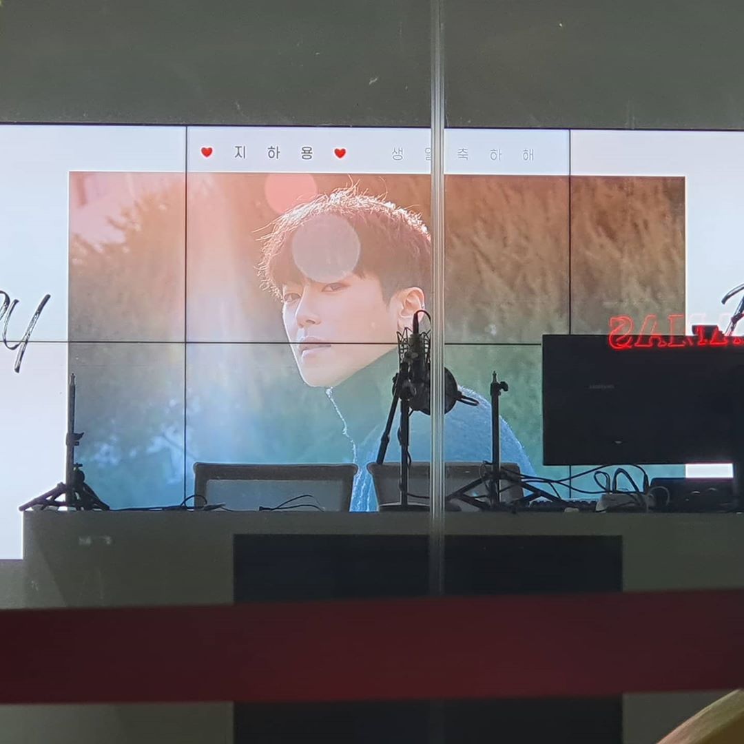 AlphaBAT_Fan_FR's tweet photo. [🎂] 
#HAPPY_LAMBDA_DAY
#HAPPY_BETA_DAY
#ALPHABAT #알파벳 
#C_STUDIO #C_스튜디오 

Deux autres photos un peu plus voyants des deux panneaux publicitaires 🥺🥰
C'est à ce moment là qu'on ce dit 《 Je veux les voir de mes propres yeux 👀 》 

©️@/100ta_beta_lovely https://t.co/wAen58cHPk