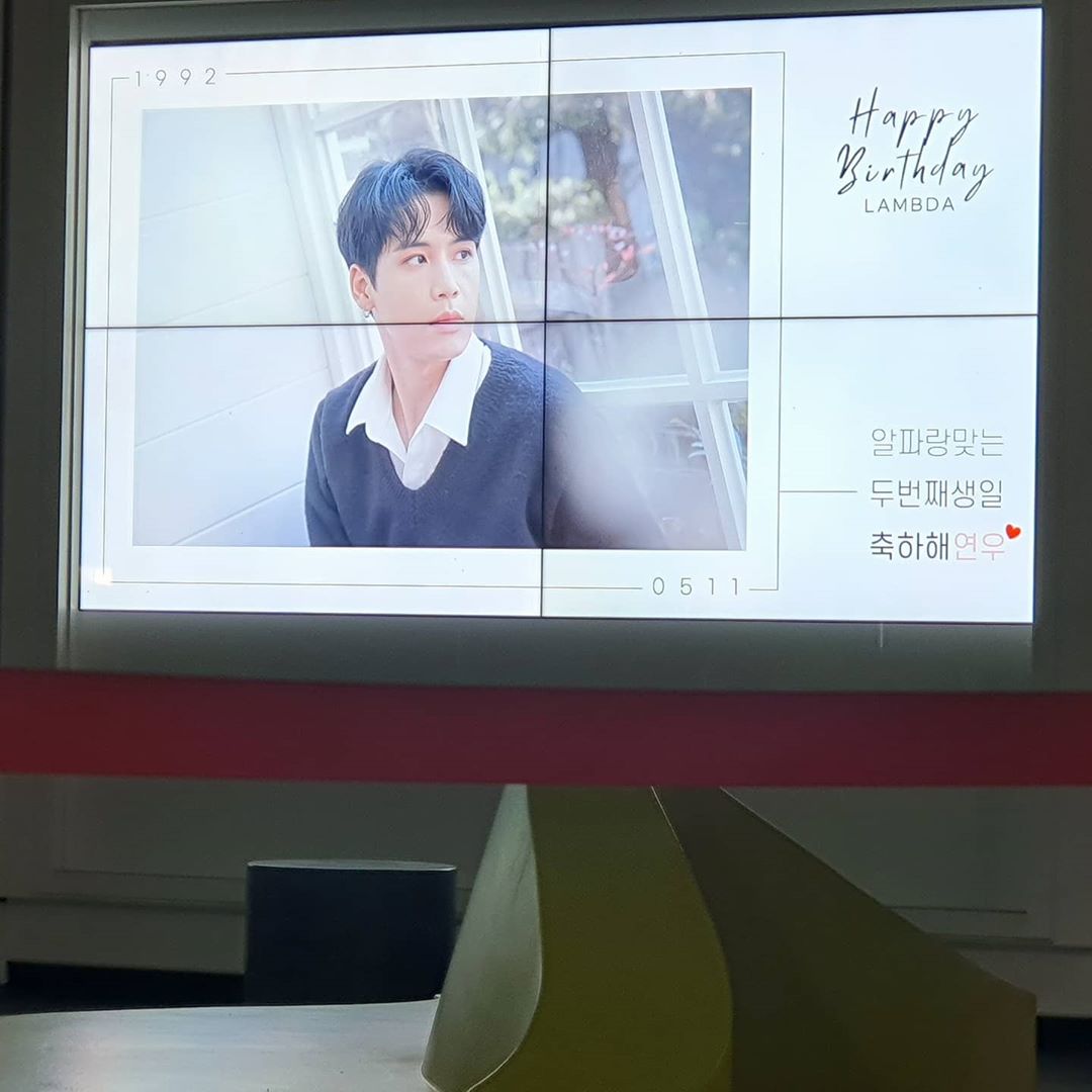 AlphaBAT_Fan_FR's tweet photo. [🎂] 
#HAPPY_LAMBDA_DAY
#HAPPY_BETA_DAY
#ALPHABAT #알파벳 
#C_STUDIO #C_스튜디오 

Deux autres photos un peu plus voyants des deux panneaux publicitaires 🥺🥰
C'est à ce moment là qu'on ce dit 《 Je veux les voir de mes propres yeux 👀 》 

©️@/100ta_beta_lovely https://t.co/wAen58cHPk