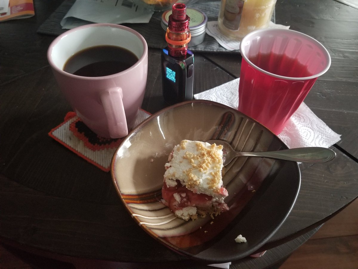 Michell91594721's tweet photo. #thebreakfastofchampions #TGIF #QuarantineLife https://t.co/HFmvxkxl0U