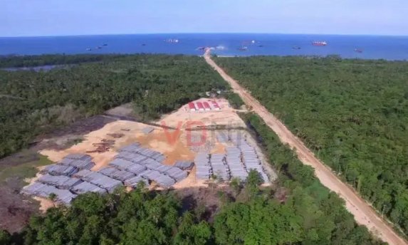 HukumDan's tweet photo. Bagaimana gak habis kekayaan alam bangsa ini di keruk China. 
Gila...Proyek tambang Nikel dari tengah hutan sampe ke tengah laut
Apa begini cara investasi pengusaha China di Indonesia. 
Ini sama saja menggadaikan kekayaan alam ke China 
#TolakTKAChina https://t.co/O41z0IGG1r
