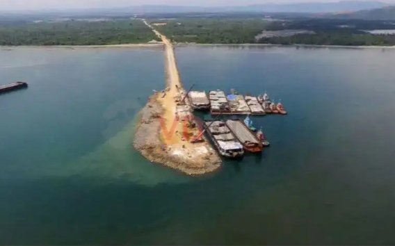 HukumDan's tweet photo. Bagaimana gak habis kekayaan alam bangsa ini di keruk China. 
Gila...Proyek tambang Nikel dari tengah hutan sampe ke tengah laut
Apa begini cara investasi pengusaha China di Indonesia. 
Ini sama saja menggadaikan kekayaan alam ke China 
#TolakTKAChina https://t.co/O41z0IGG1r